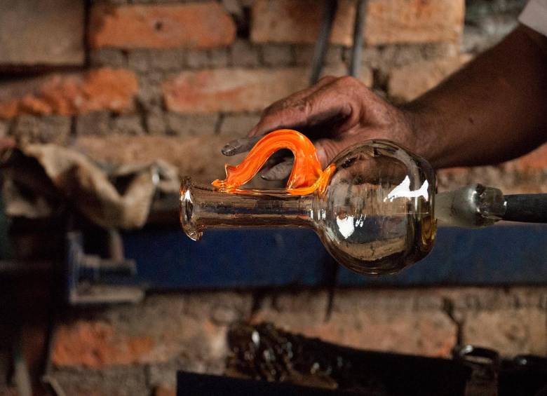 El arte del fuego: con gran destreza y precisión, un maestro vidriero da vida a piezas incandescentes mediante la tradicional técnica de vidrio soplado. Foto: Oficina de Visitantes y Convenciones de Guadalajara