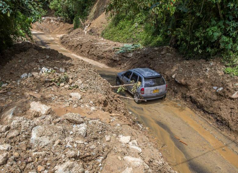En la foto, la carretera que lleva a Ituango, en el Norte de Antioquia. Esta y otras vías han sufrido pérdida de banca este año. Igual pasó en las que lleva a Briceño. FOTO juan antonio sánchez