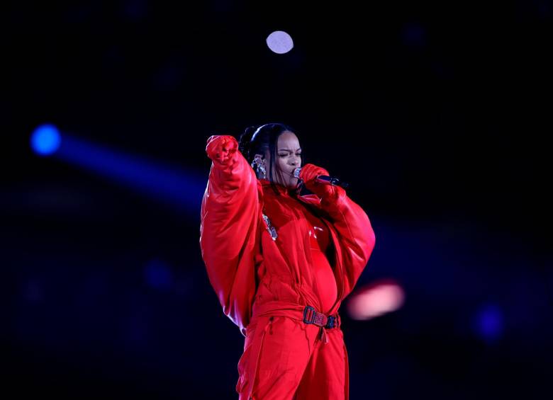 Vestida de rojo cantó Rihanna en el Super Bowl LVII. FOTO Efe
