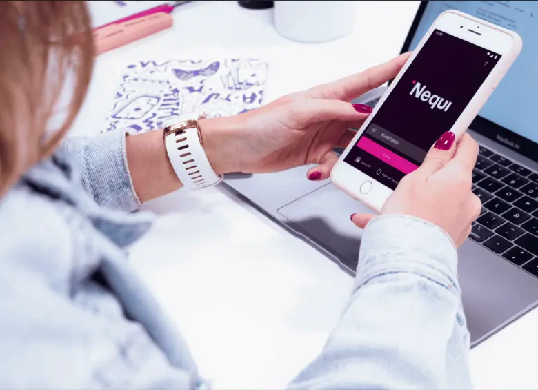 El desarrollo de Nequi, liderado por Pragma desde Medellín, abrió el camino a la banca 100 % móvil y a la interoperabilidad que hoy permite mover dinero entre bancos en segundos.