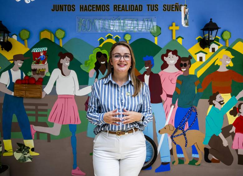 Noreli lleva 22 años trabajando en Gómez Plata, donde llegó a sumar, multiplicar y a ofrecer alternativas financieras. FOTO Julio César Herrera
