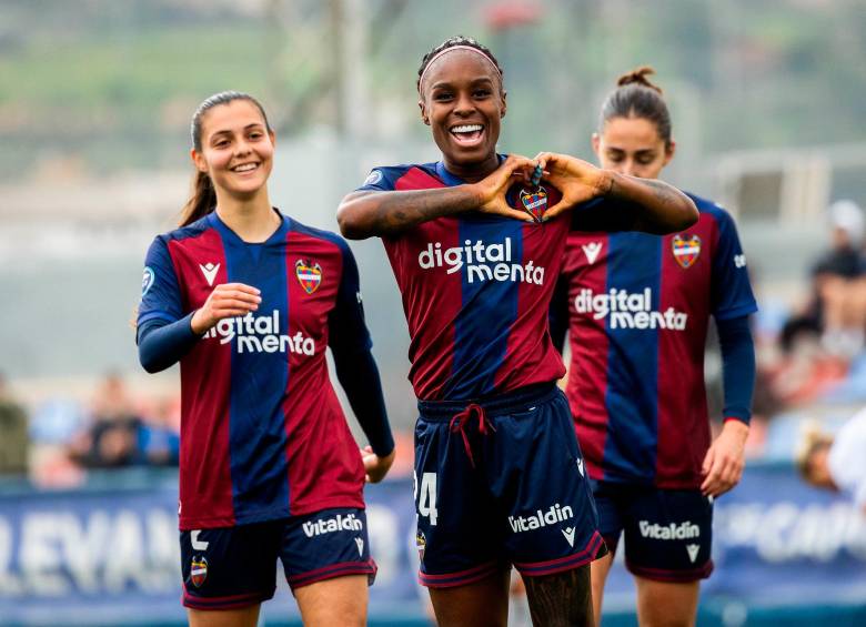 Ivonne Chacón (centro) ya suma 11 goles con Levante femenino entre la Liga F y la Copa de la Reina. FOTO: Tomada de X @LUDfemenino