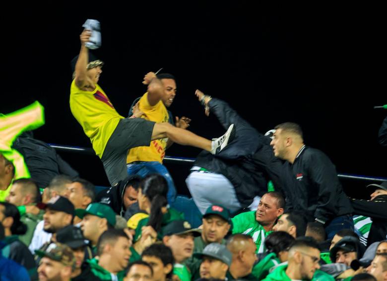 La pelea que se inició en el sector de norte en el estadio Atanasio Girardot se extendió a occidental cuando los seguidores de Junior buscaban escapar. FOTO : Camilo Suárez