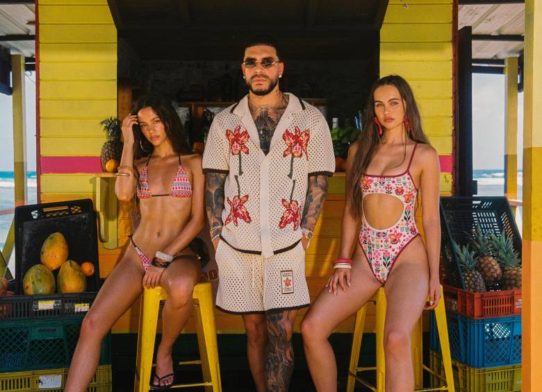 Ryan Castro posa con una de las camisas tejidas que tendrá esta colección AWAA que hizo al lado de Agua Bendita. FOTO Cortesía