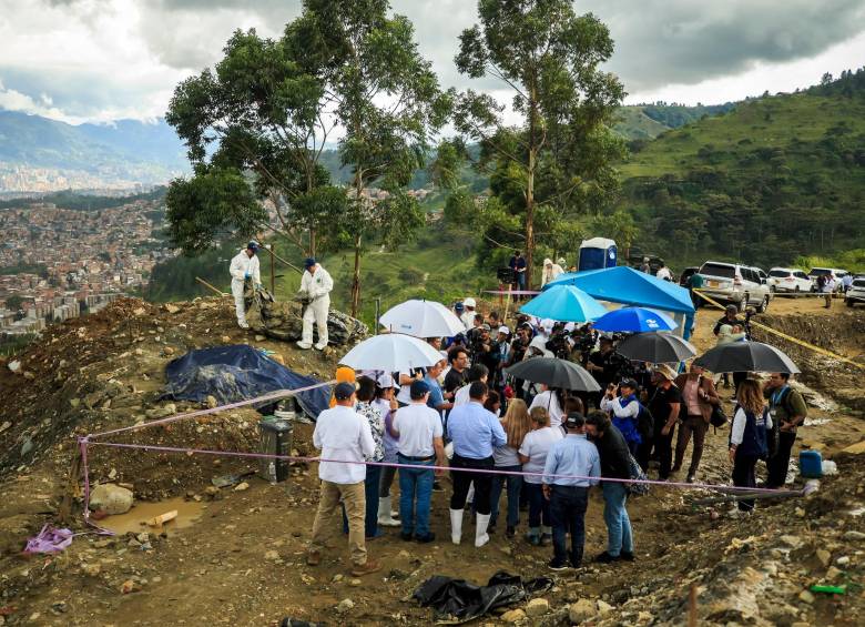 Hasta ahora han sido halladas cinco estructuras óseas en La Escombrera de la Comuna 13. Se presume que habría más de 500 cuerpos. El tema ha sido motivo de controversia en los últimos días. FOTO camilo suárez