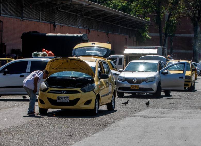 Una escena habitual en la Plaza Mayorista: no falta quien va parqueando donde mejor le convenga. FOTO: Julio Herrera.