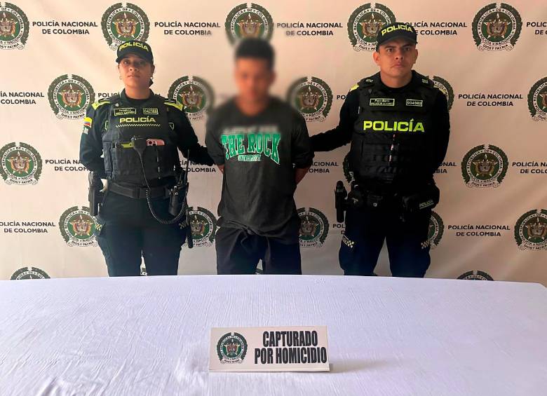 Este es el momento en el que las autoridades presentaron la captura de Jaider Guerra Saavedra, de 22 años, señalado de asesinar a Alexánder Navales Toro, de 32 años. FOTO: CORTESÍA POLICÍA METROPOLITANA