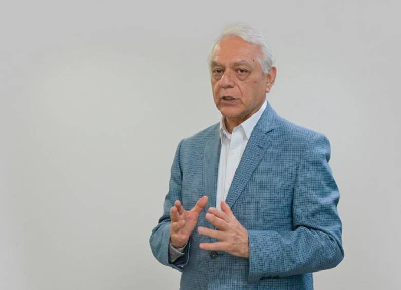 El superintendente de Salud, Bernardo Camacho, posesionó a los nuevos agentes interventores. FOTO CORTESÍA SUPERSALUD