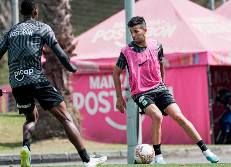 Atlético Nacional ya conoce su rival de Libertadores y deberá trabajar para superarlo. En la imagen aparece el volante uruguayo Pablo Ceppelini. FOTO: Cortesía