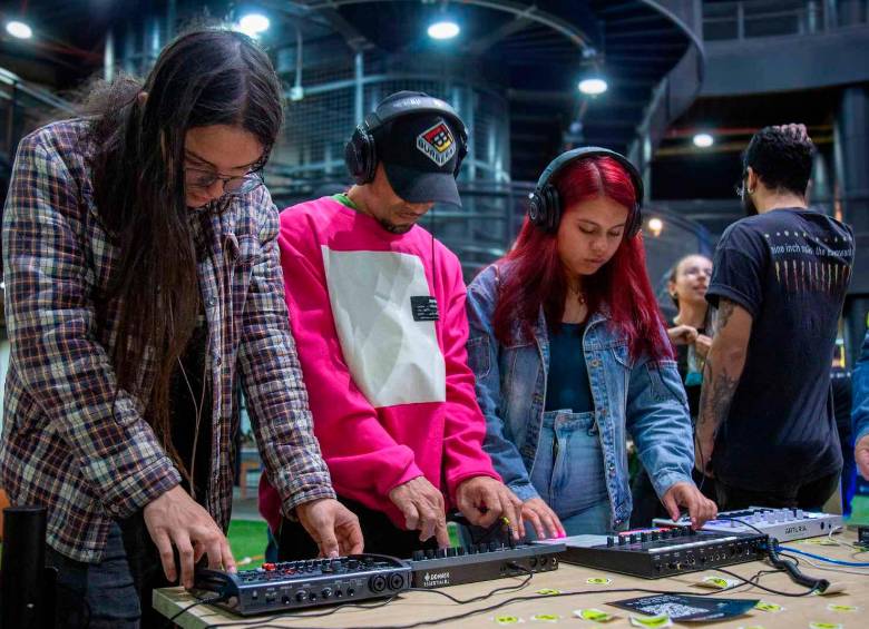 Sapiencia lidera la formación en industrias digitales y creativas para consolidar a Medellín como referente en la economía del conocimiento. FOTO: Cortesía Sapiencia