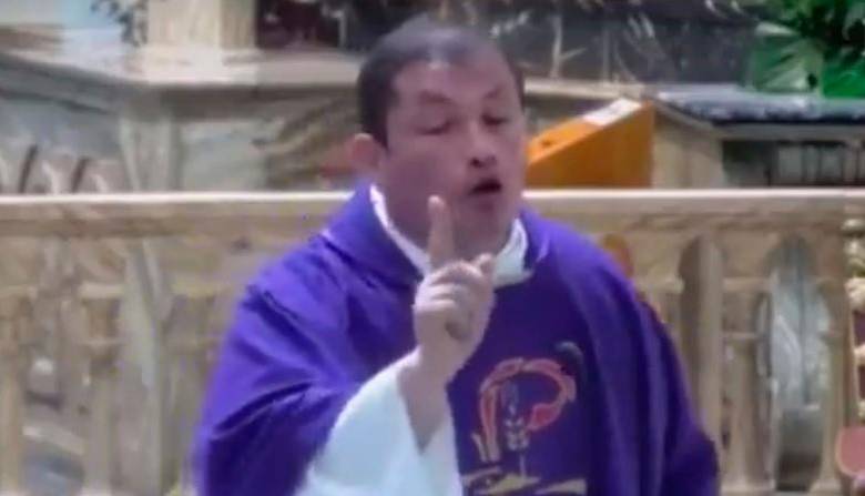 El sacerdote dio las polémicas declaraciones en la misa del primer domingo de Cuaresma. FOTO Captura de video