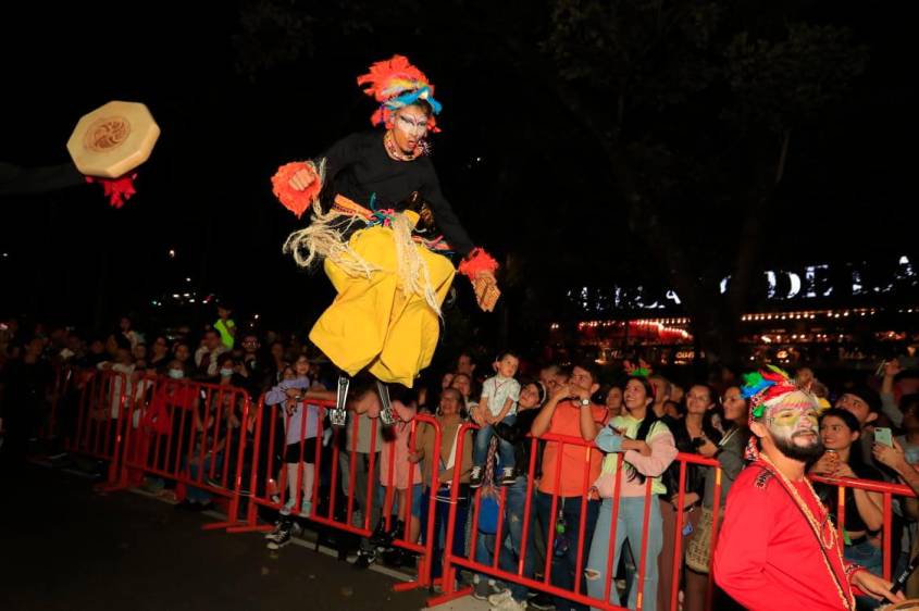Desde 1974 la ciudadanía de Medellín asiste a los desfiles de Mitos y Leyendas. Ya este evento hace parte de las fiestas tradicionales de diciembre. Foto: Jaime Pérez Munevar.