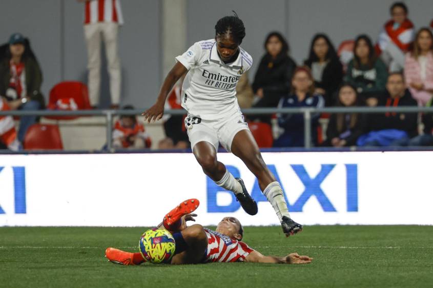  Linda Caicedo del Real Madrid, regatea a una defensa del Atlético de Madrid. FOTO: EFE