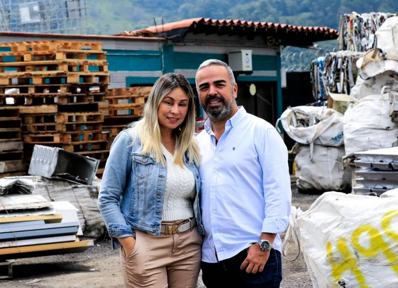 Andrea Villalba y Juan David Ruiz fundaron hace ocho años Coalya. La fundidora está ubicada cerca del municipio de Copacabana, Antioquia. FOTO jaime pérez