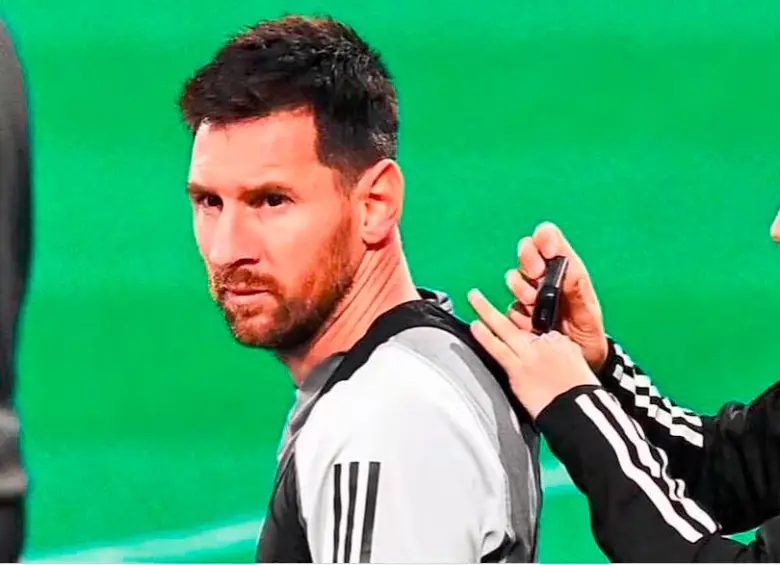 En el fútbol ya son comunes los chalecos que miden las funciones corporales. FOTO GETTY 