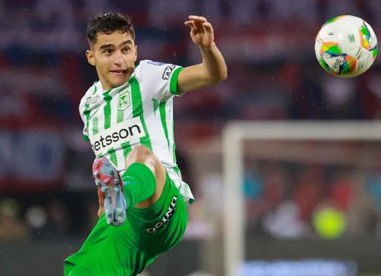 Juan Manuel Rengifo se consolida en el mediocampo de Nacional. Además de generar buen fútbol, se esfuerza para cerrar espacios y ayudar en marca. Viene de anotar en el clásico ante DIM. FOTO MANUEL SALDARRIAGA