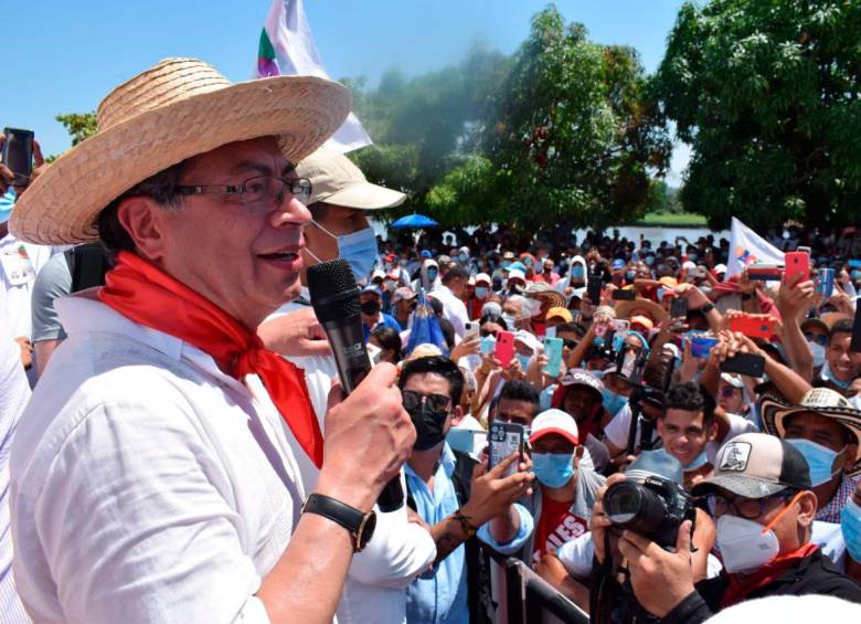 Gustavo Petro se ha consolidado como el candidato de Twitter de las plazas públicas. FOTO Colprensa