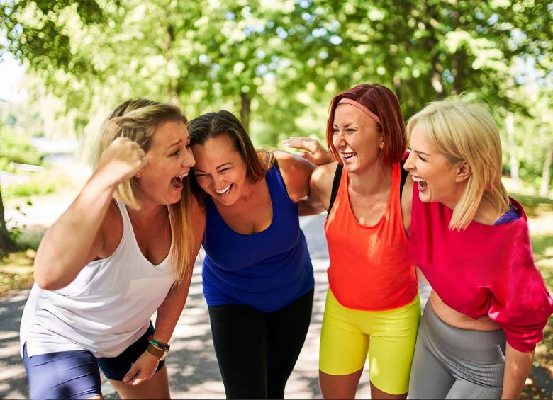En grupo es más fácil reírnos que en soledad, esto favorece la salud física y mental. FOTO: GETTY