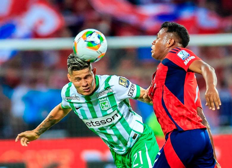 Jorman Campuzano (Nacional) y Leider Berrío disputando un balón en el clásico paisa. FOTO: Camilo Suárez