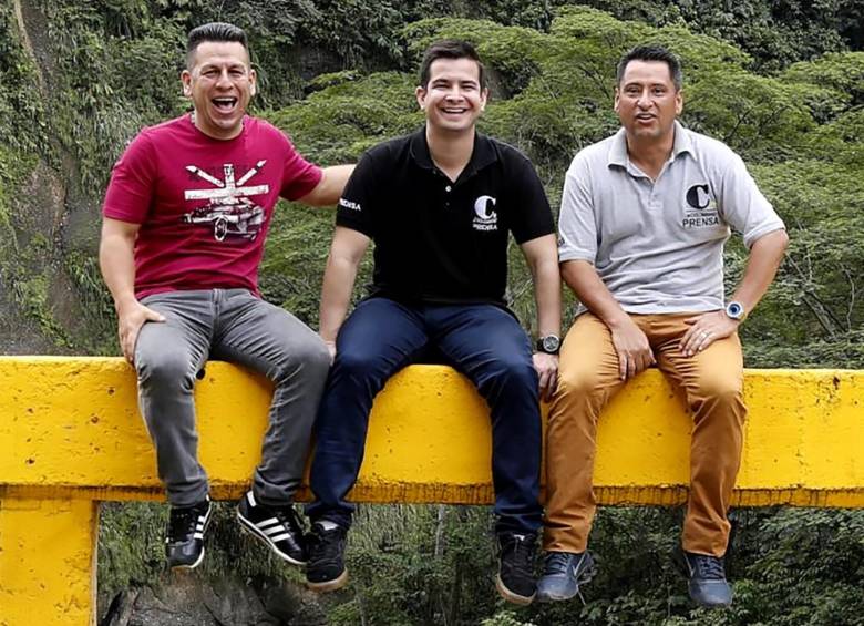 Diego (a la izquierda) junto a dos compañeros de la Redacción del periódico, en una misión periodística en Apartadó. FOTO: PERIÓDICO EL COLOMBIANO