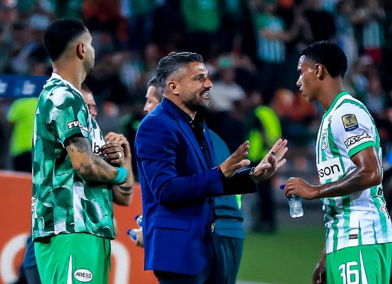 El técnico argentino Javier Gandolfi ajusta detalles en la idea futbolística que busca implementar en Atlético Nacional. FOTO: Jaime Pérez