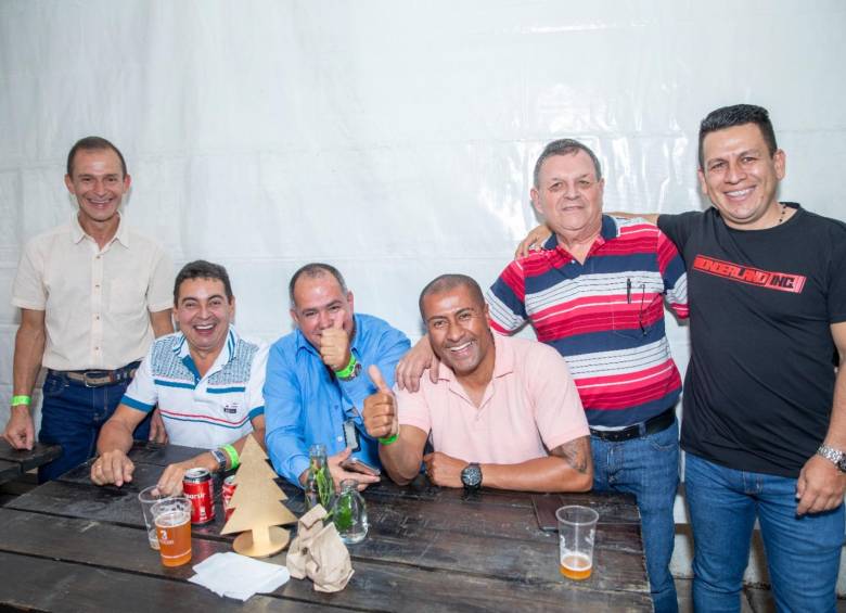 Diego (de camiseta negra a la derecha) junto a sus compañeros del Área de Transporte, compartiendo un momento juntos. FOTO: EL COLOMBIANO