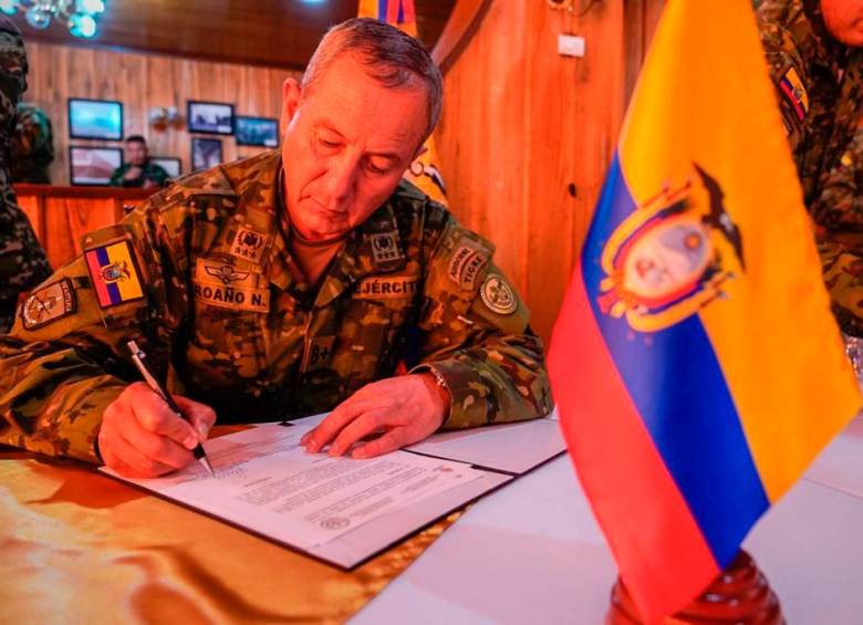 El comandante de las Fuerzas Militares colombianas firmó el acuerdo de cooperación entre los ejércitos de ambos países. FOTO: COLPRENSA