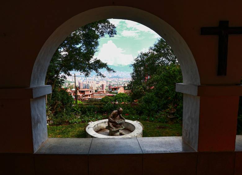 Desde el balcón de la Casa Salsipuedes, una propiedad de 900 metros cuadrados en el barrio Robledo, se alcanza a ver la ciudad de Medellín extendida a sus pies. FOTO Manuel Saldarriaga
