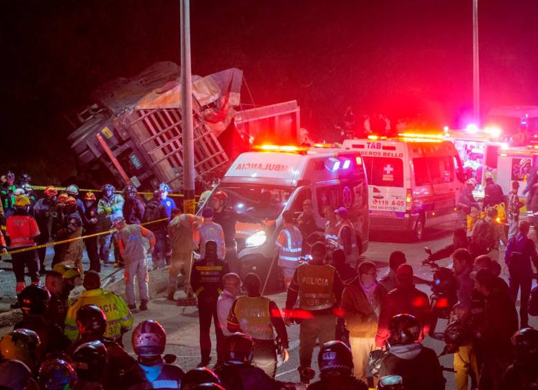 Agentes de la Seccional de Tránsito y Transporte de la Policía Antioquia y los Bomberos de Copacabana, Bello y Guarne acudieron al sitio para atender el accidente, además de ambulancias de la Defensa Civil y la Cruz Roja. FOTO: ESNEYDER GUTIÉRREZ