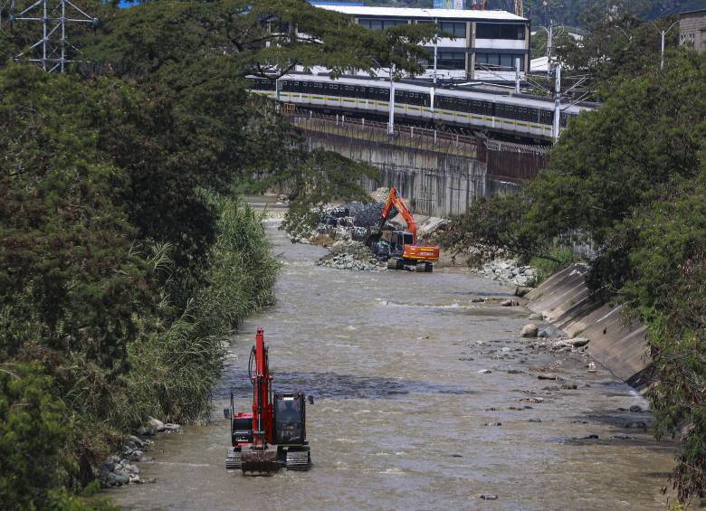 Intervención socavones del río Medellín entre la estación Sabaneta y la estación Poblado. Foto: Manuel Saldarriaga Quintero.