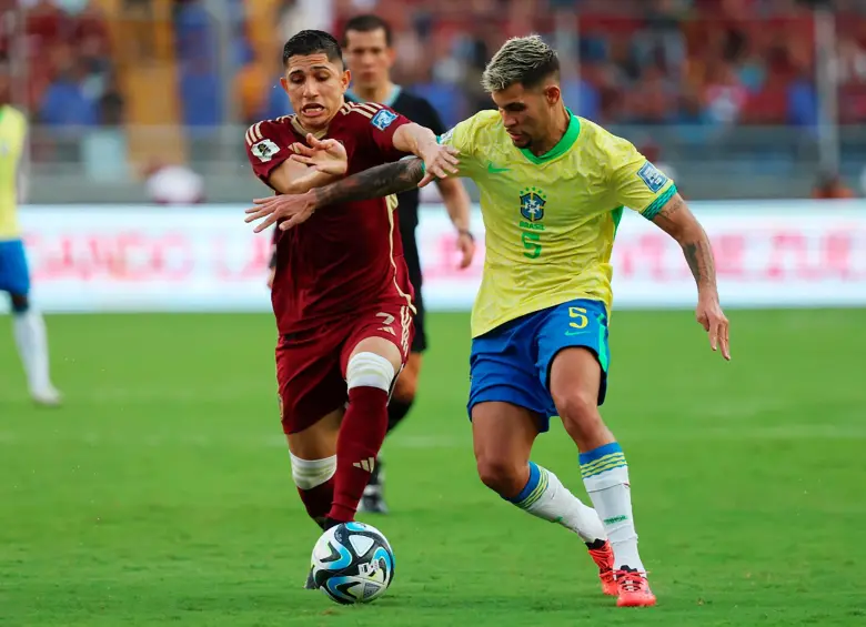 Bruno Guimaraes de Brasil y Jefferson Savarino de Venezuela disputan el balón durante el partido de clasificación sudamericana para la Copa Mundial de la FIFA 2026 entre Venezuela y Brasil en el Estadio Monumental de Maturín. FOTO: GETTY