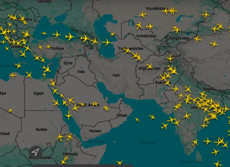 Así luce el tráfico aéreo en Medio Oriente. FOTO PANTALLAZO DE Flightradar24
