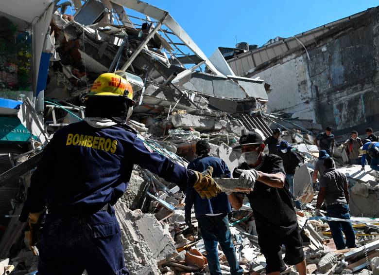 Los rescatistas luchan por encontrar vida bajo los escombros en las diferentes ciudades. Foto: Manuel Saldarriaga.