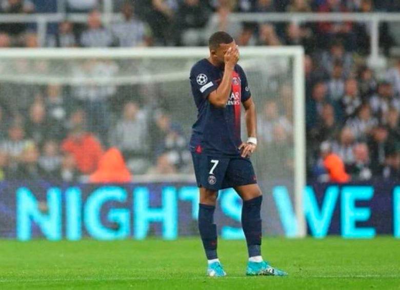 Kylian Mbappé lamentándose tras la goleada que el Newcastle le propinó al PSG. FOTO @ChampionsLeague