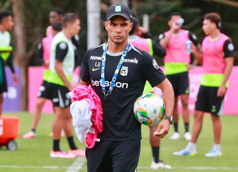 El entrenador de Atlético Nacional, Lucas González, tiene su segundo paso por el cuadro verde. Antes estuvo en la cantera entre 2021 y 2022. Foto: Manuel Saldarriaga