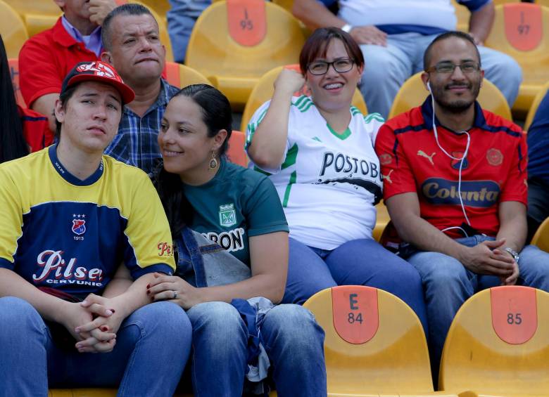 Así como muestra la imagen a dos parejas compuestas por hinchas de Nacional y Medellín, deberían siempre vivirse los clásicos en el fútbol antioqueño, una rivalidad únicamente deportiva. FOTO Juan Antonio Sánchez