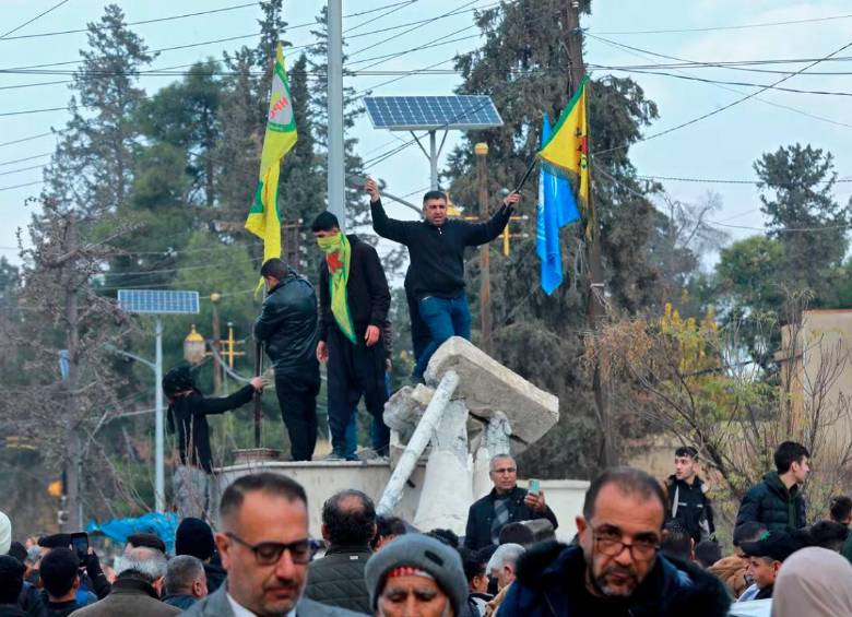 Miles de personas salieron a celebrar la caída del régimen en la plaza Omeyas, de Damasco. FOTO: AFP