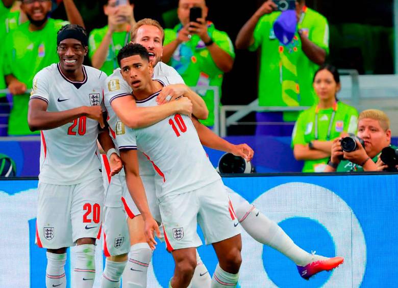 Noni Madueke, Jude Bellingham y Harry Kane, los ingleses en el partido contra Croacia. Los dos primeros usan el “vamos” constantemente en medio del juego. FOTO Getty
