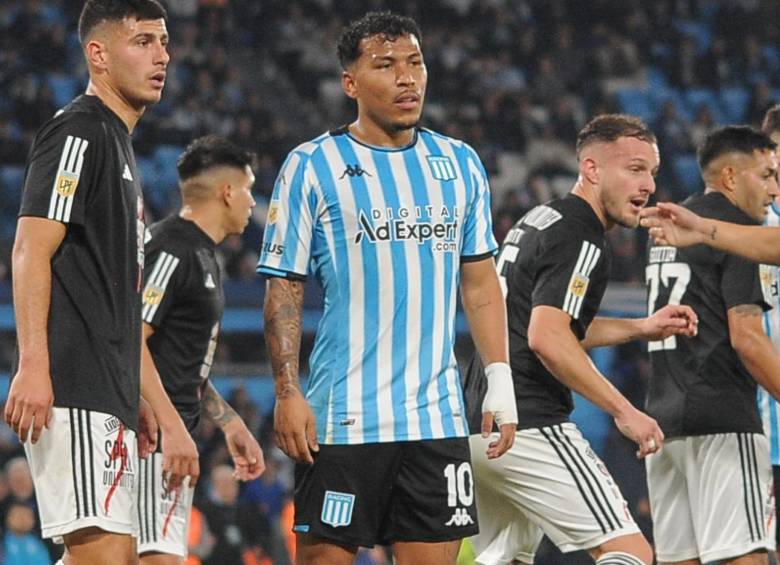Roger Martínez con el número 10 en un partido con Racing de Argentina. FOTO: CUENTA DE X @RacingClub