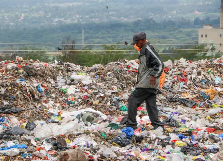 Una persona puede inhalar 68.000 microplásticos diarios sin saberlo, alerta un estudio científico 