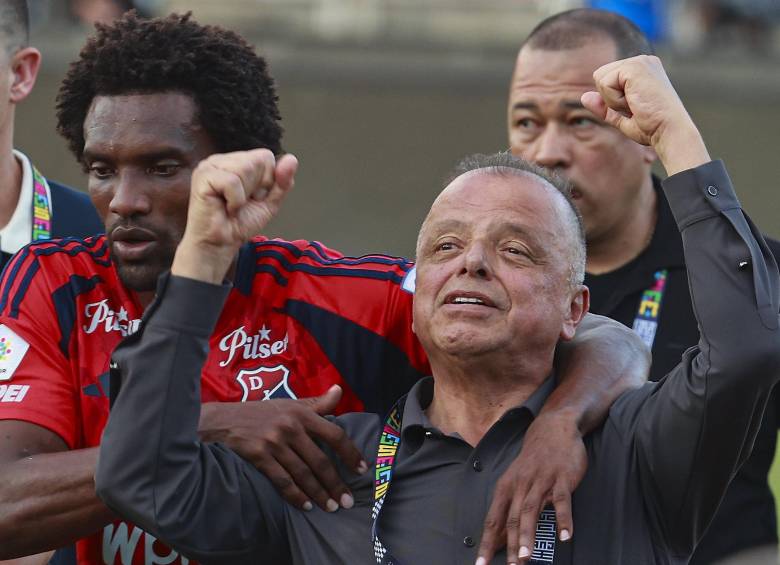 El empresario Raúl Giraldo, máximo accionista del Medellín desde 2013, hizo gestos ante la hinchada del cuadro rojo el 3 de mayo del 2026 tras finalizar el partido contra Águilas Doradas. Foto: Manuel Saldarriaga
