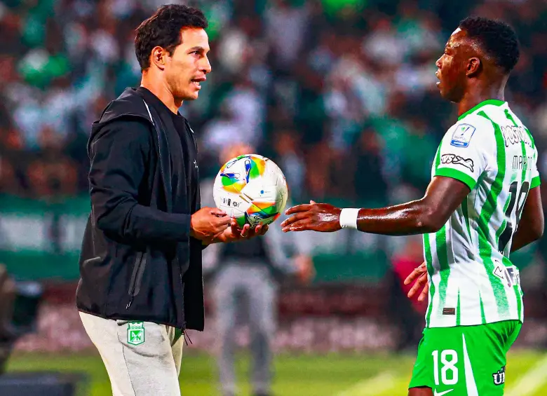 Diego Arias da indicaciones a Marino Hinestroza durante el duelo entre Nacional y Millonarios. FOTO MANUEL SALDARRIAGA.