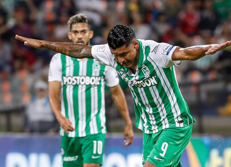 Andrés Andrade acompaña en la celebración a Jéfferson Duque, quien ajustó 96 goles con Nacional. FOTO manuel saldarriaga