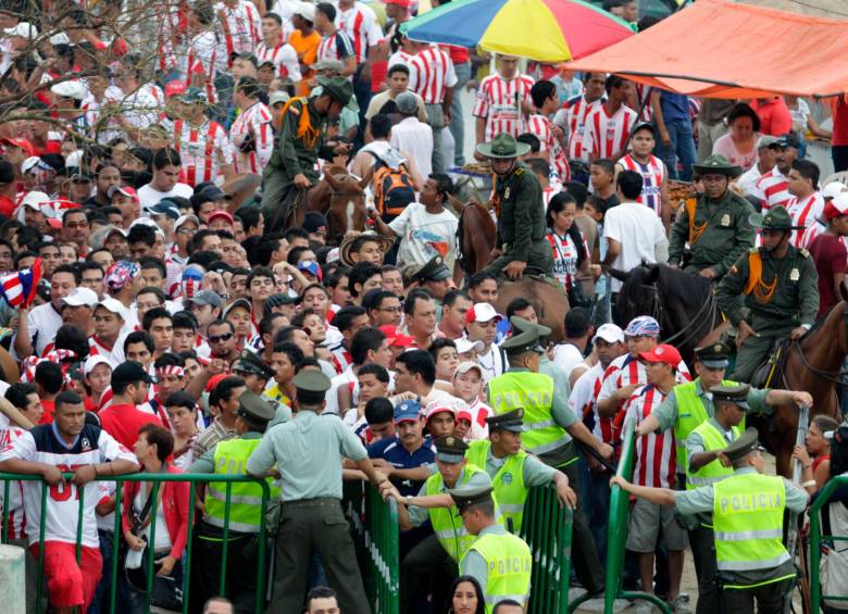 Ir a un estadio en Colombia se convirtió en un escenario de desahogo, pero de manera negativa. En las tribunas se nota la impaciencia que hay en contra de los protagonistas del juego. FOTO colprensa