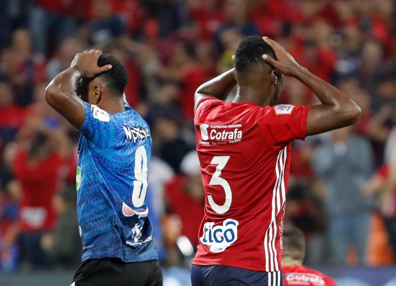 Lamento de los jugadores del Pereira (Brayan Muñiz) y Medellín (Víctor Moreno) ante la imposibilidad de sumar los tres puntos. FOTO Manuel Saldarriaga