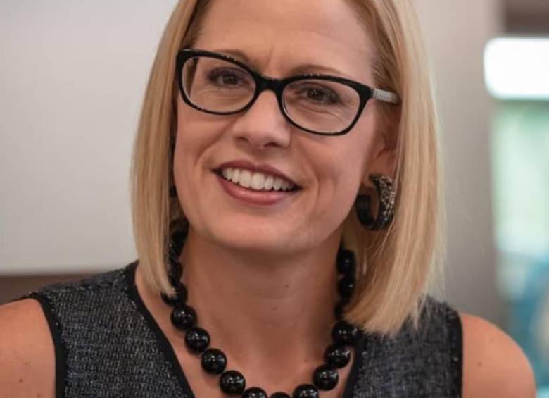 Kyrsten Sinema, exsenadora de Estados Unidos, enfrenta una demanda presentada por la exesposa de su antiguo guardaespaldas en Carolina del Norte. FOTO: kyrstensinema. 