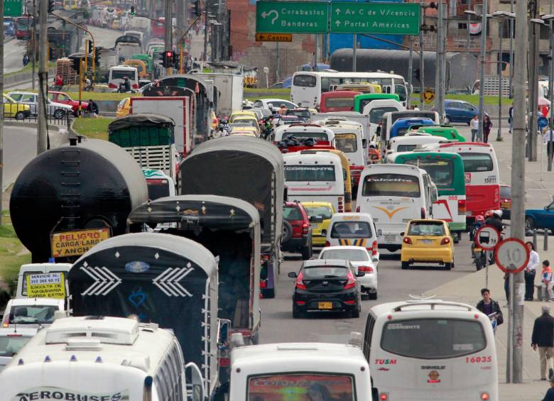  Actualmente, el pico y placa opera de lunes a viernes entre 6:00 de la mañana y 9:00 de la noche. FOTO: COLPRENSA