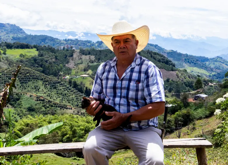 Luis Albeiro Cardona vive en lo alto de la vereda Vallecitos. Carga un gato chiquito que le hace compañía. FOTO JULIO CÉSAR HERRERA