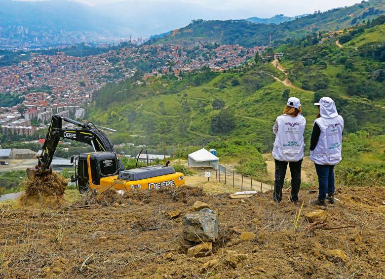 En la escombrera de la Comuna 13 reiniciaron labores de búsqueda. Foto Manuel Saldarriaga