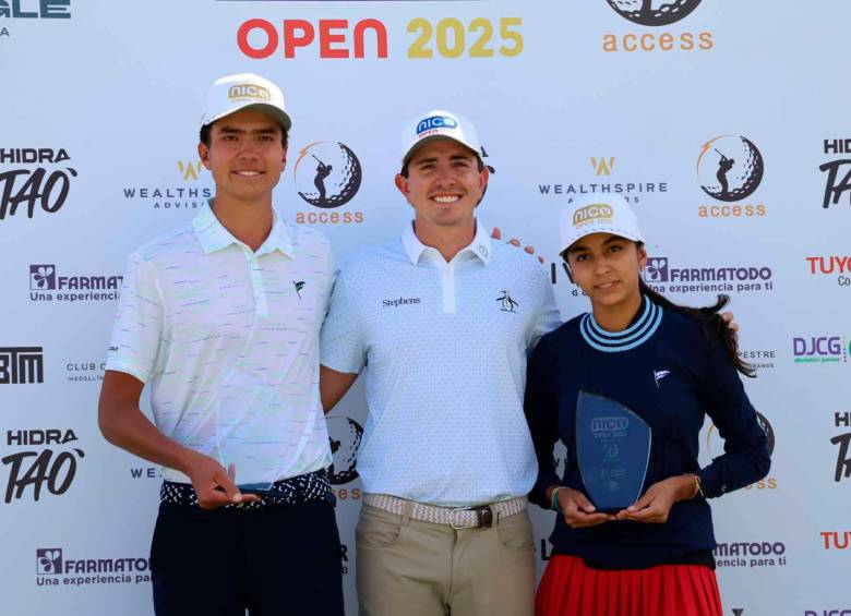 Nicolás Echavarría (en el centro) junto a los campeones del Nico Open en el club Campestre Llanogrande de Antioquia. FOTO CORTESÍA 